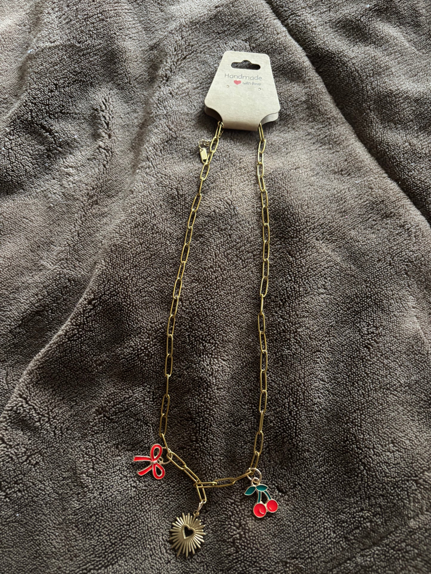 Collier cerise